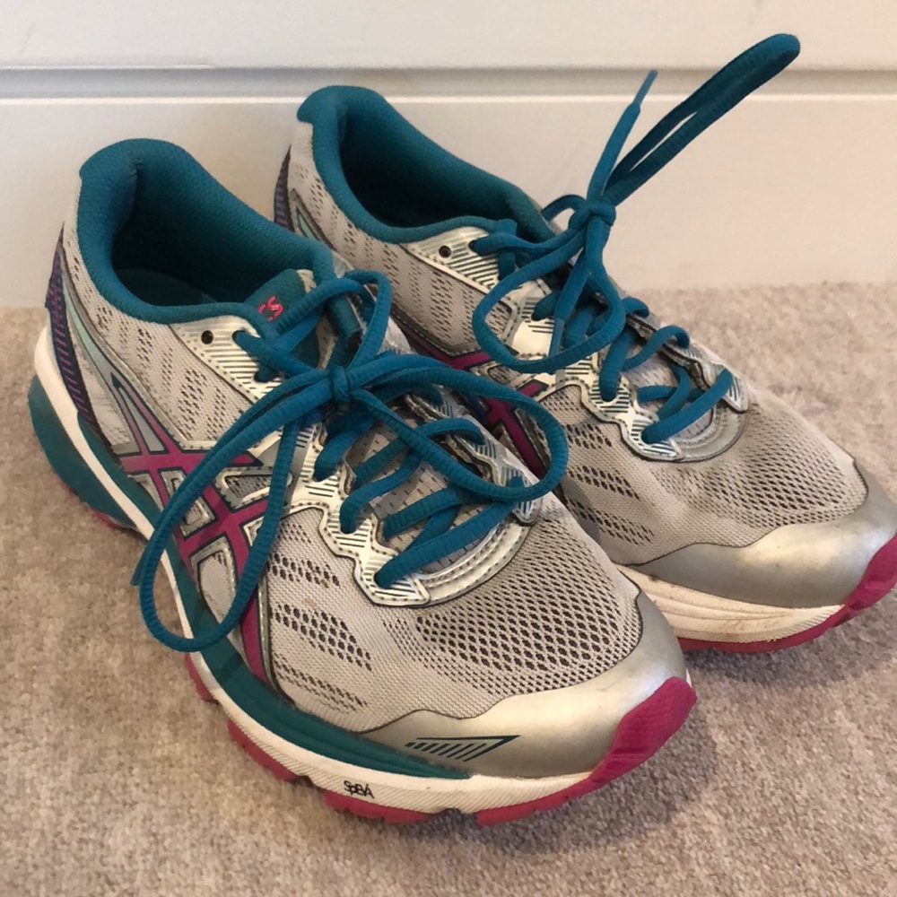 Tennis shoes